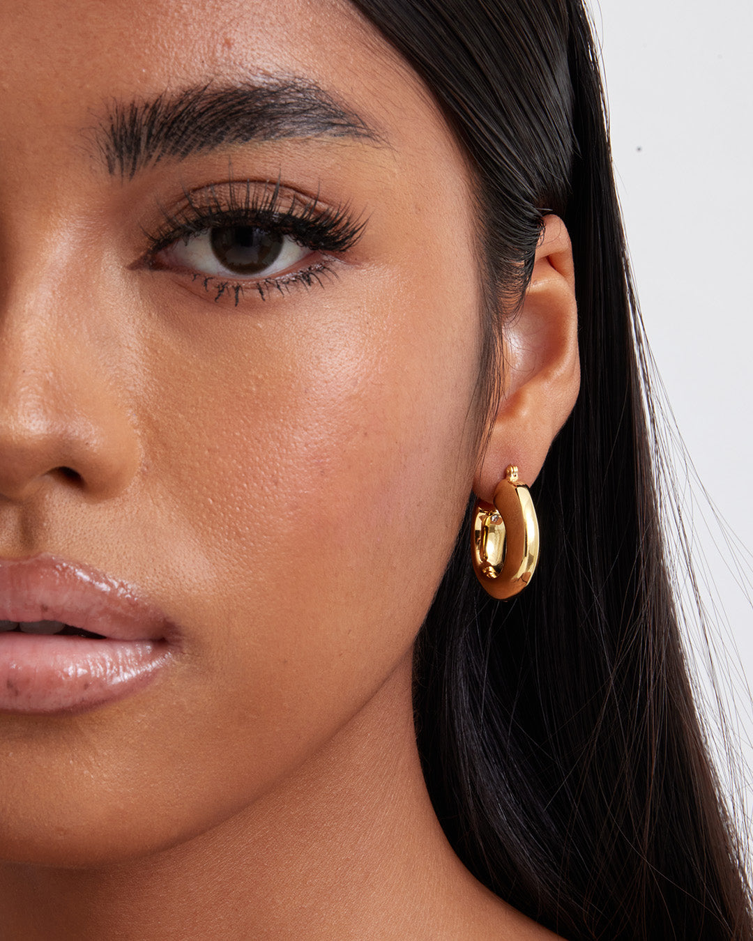 This is the product picture of classic disk chunky hoop earrings plated in gold in sterling silver material