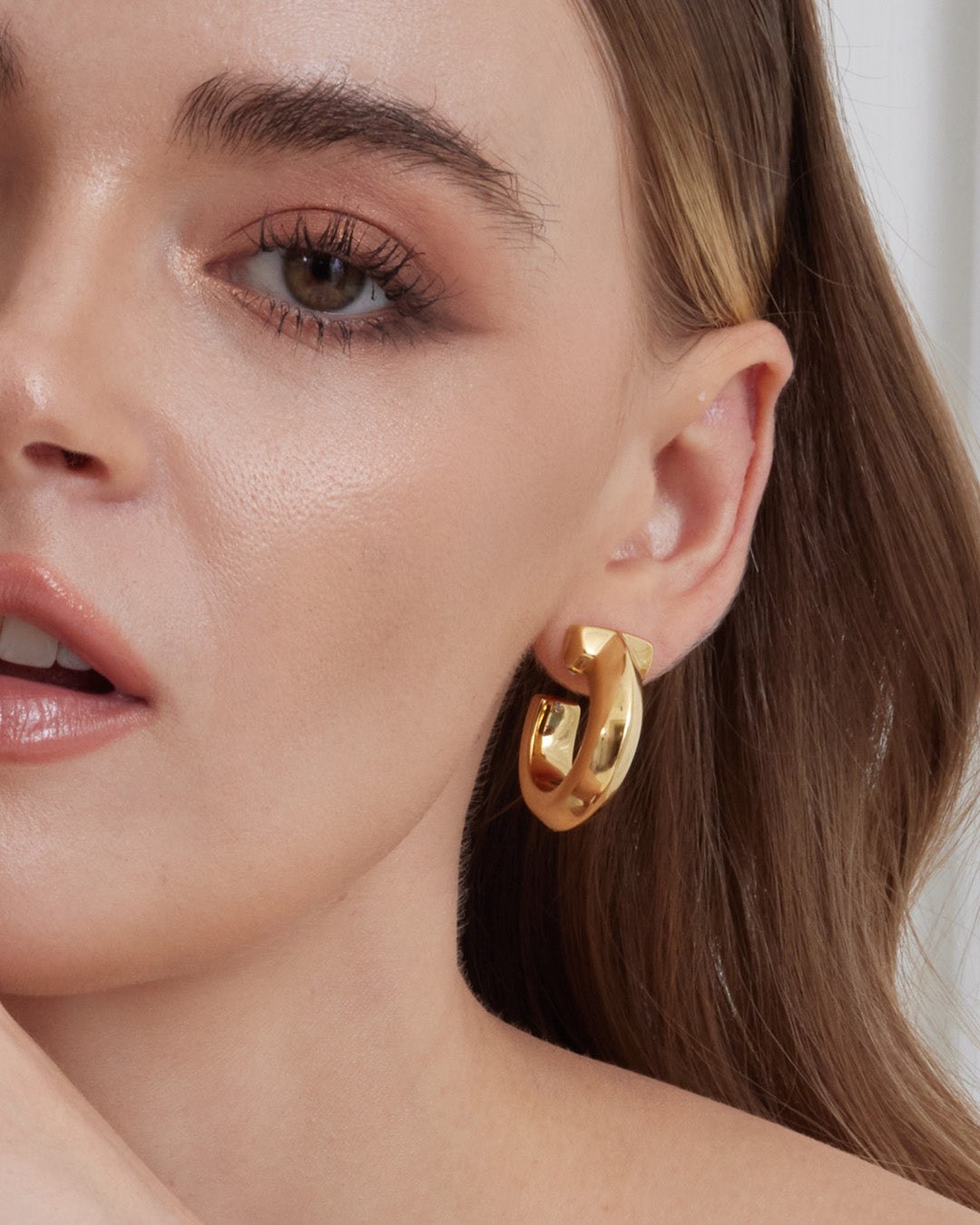 This is the product picture of chunky style hoop earrings plated in gold in sterling silver material