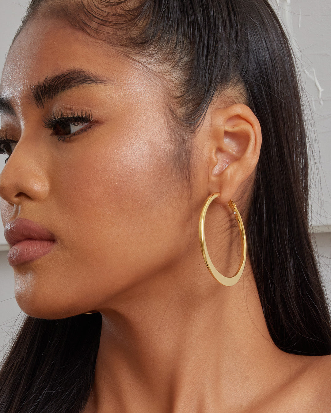 This is the product picture of an extra large classic round shape hoop earrings plated in gold in sterling silver material