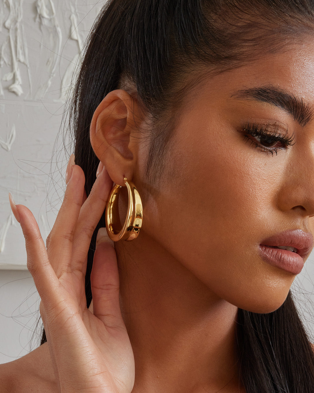 This is the product picture of chunky hoop earrings plated in gold in sterling silver material