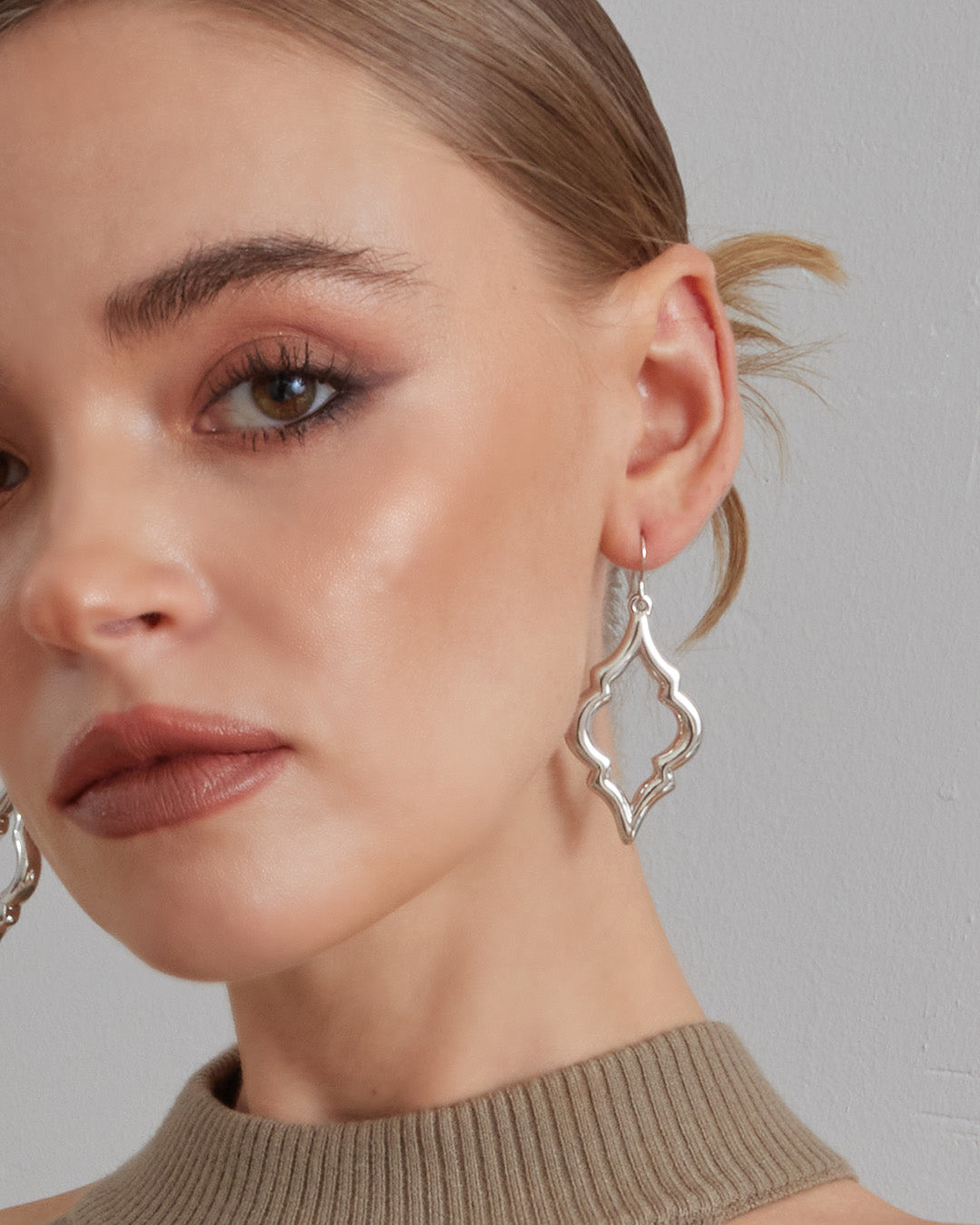 This is the product picture of majestic design drop earrings plated in white gold in sterling silver material