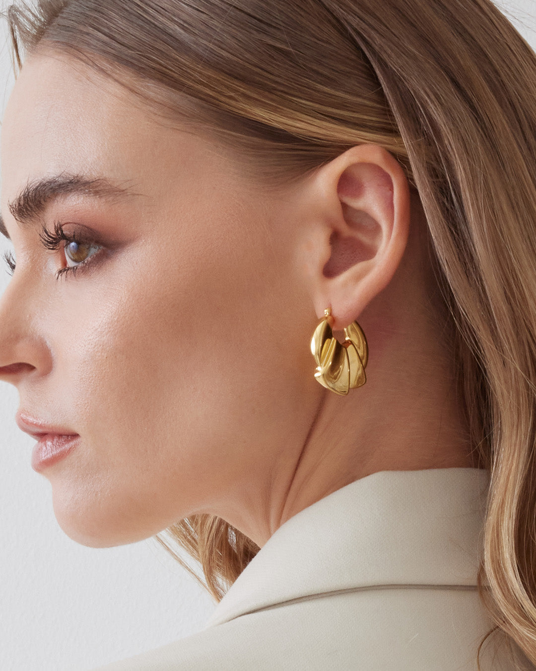 This is the product picture of chunky hoop earrings plated in gold in sterling silver material