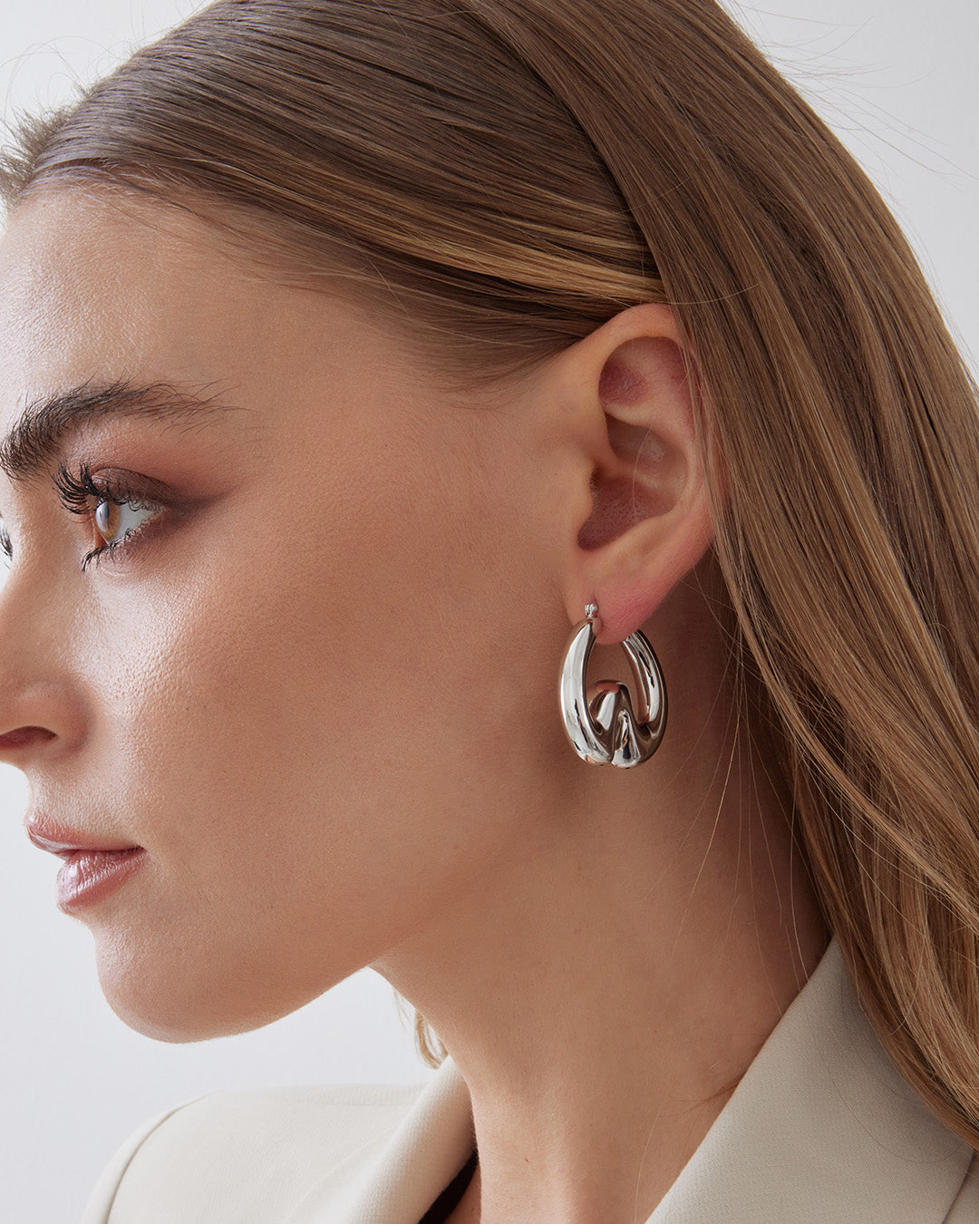 This is a product picture of a W freeform shape type of pattern plated in white gold in sterling silver material