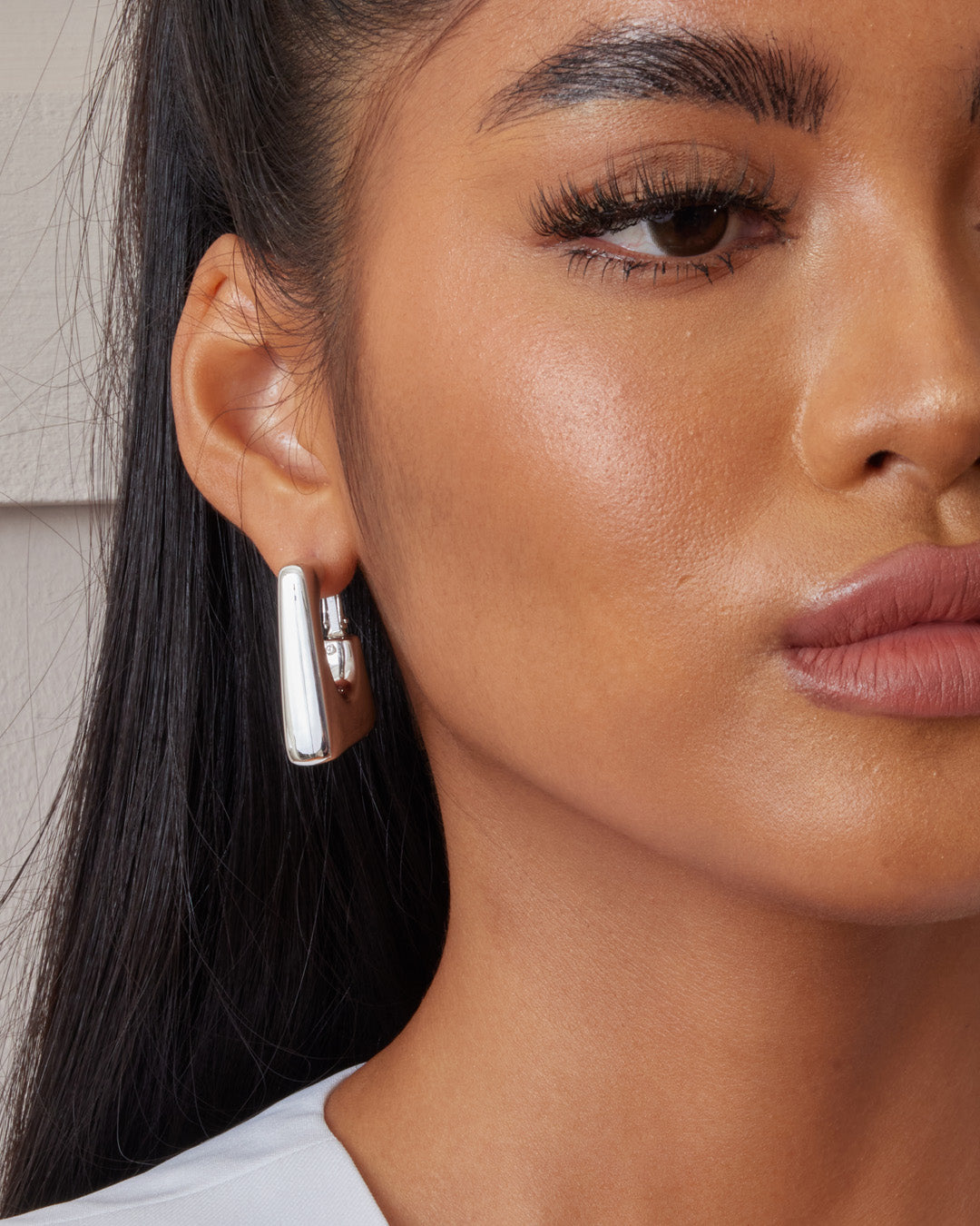 the product picture of a square shaped hoop earrings plated in white gold in sterling silver material