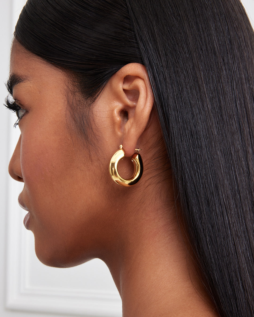 This is the product picture of classic disk chunky hoop earrings plated in gold in sterling silver material