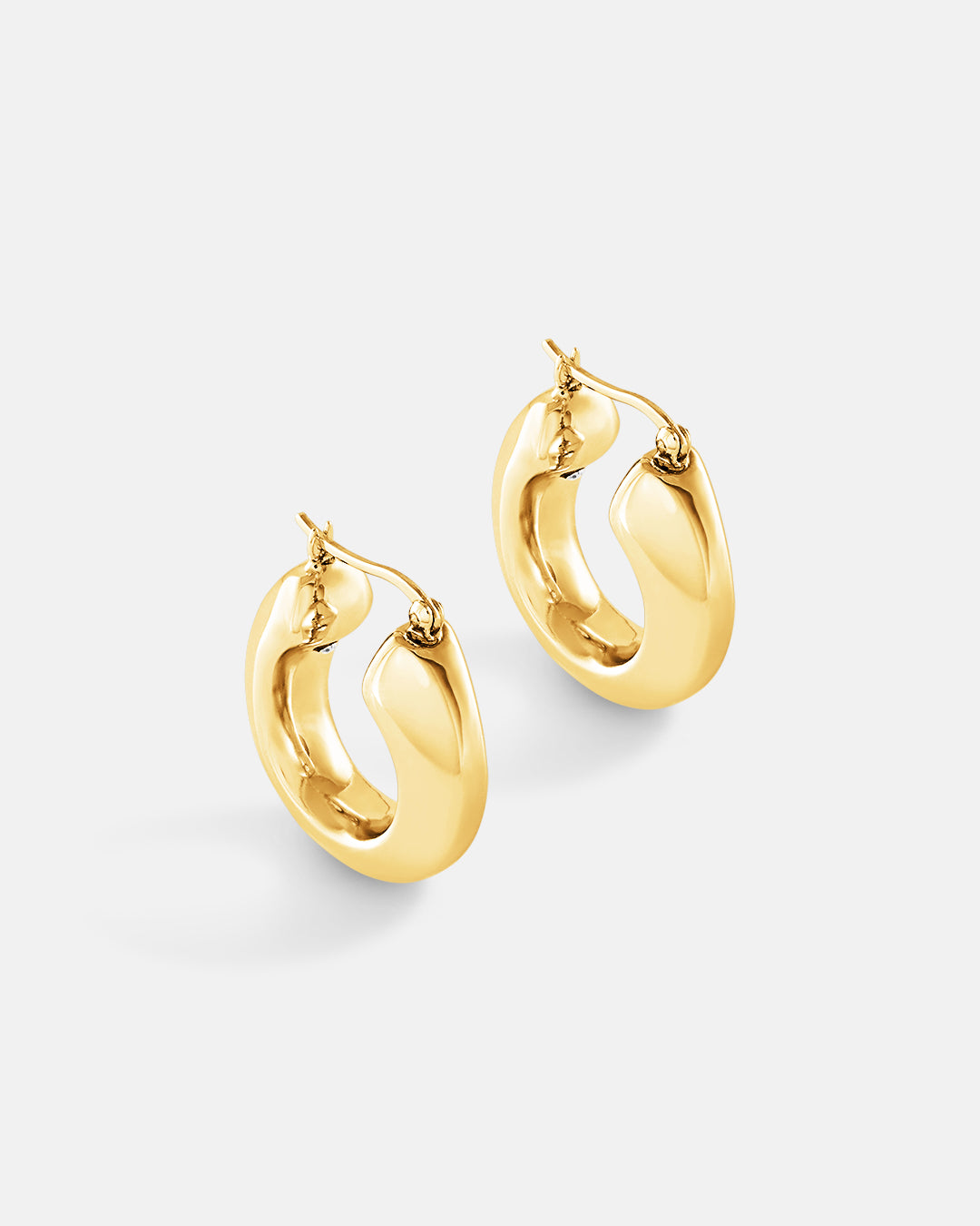 This is the product picture of classic disk chunky hoop earrings plated in gold in sterling silver material