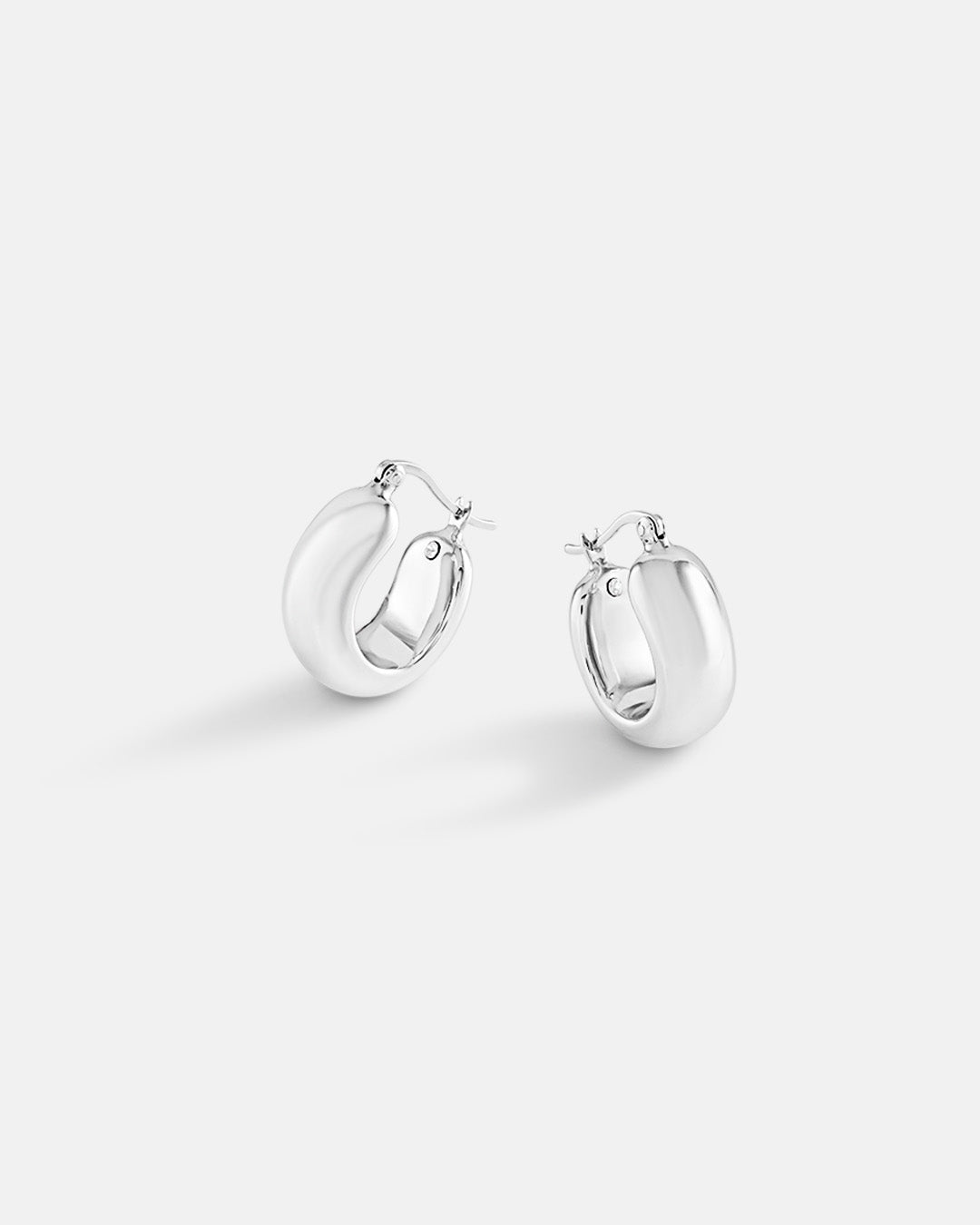 This is the product picture of small huggies hoop earrings plated in white gold in sterling silver material