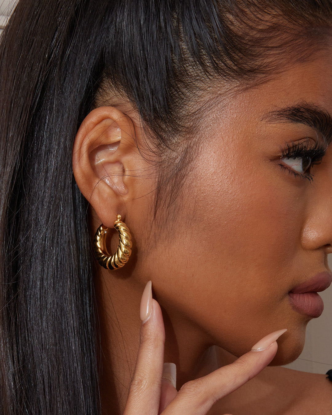 This is the product picture of classic twisted hoop earrings plated in gold in sterling silver material