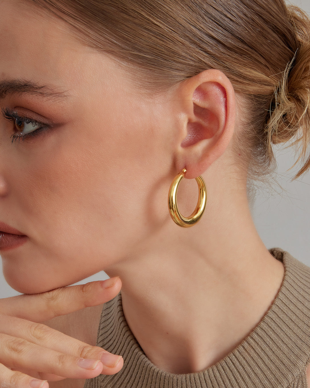 This is the product picture of a classic chunky hoop earrings plated in gold in sterling silver material