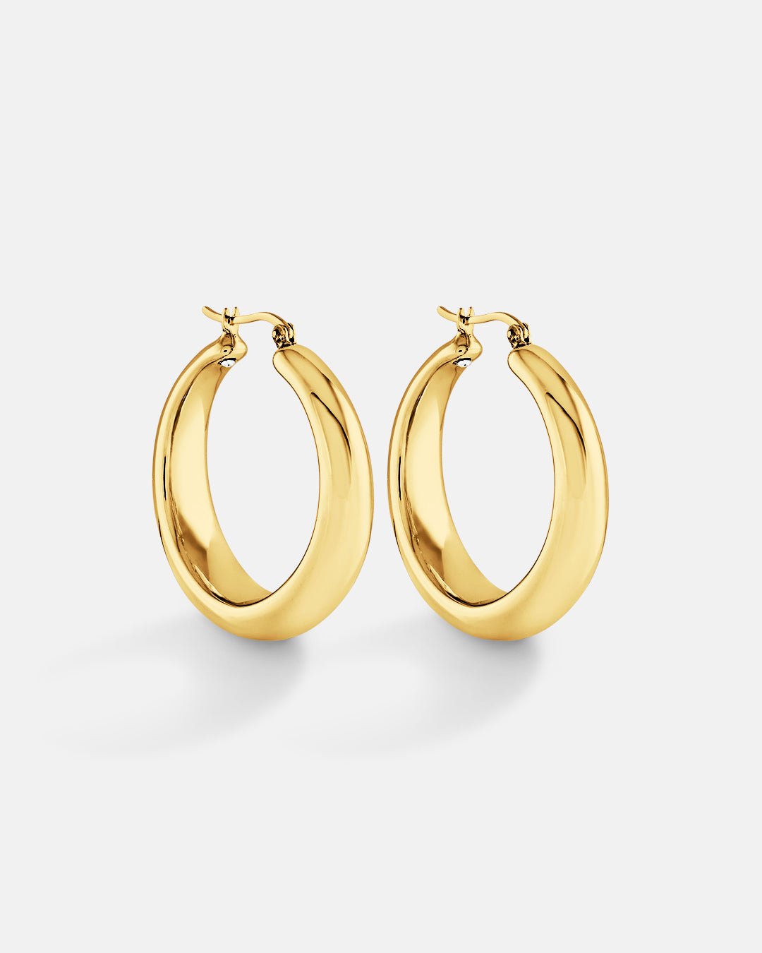 This is the product picture of round chunky hoop earrings plated in gold in sterling silver material