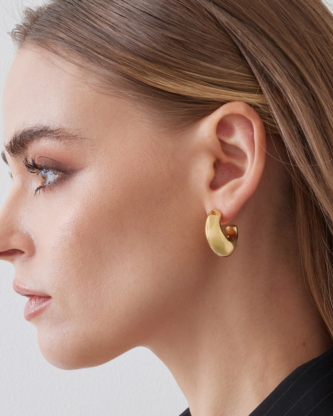 This is the product picture of chunky hoop earrings plated in gold in sterling silver material