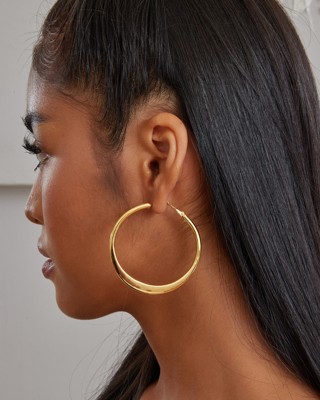 This is the product picture of an extra large classic round shape hoop earrings plated in gold in sterling silver material