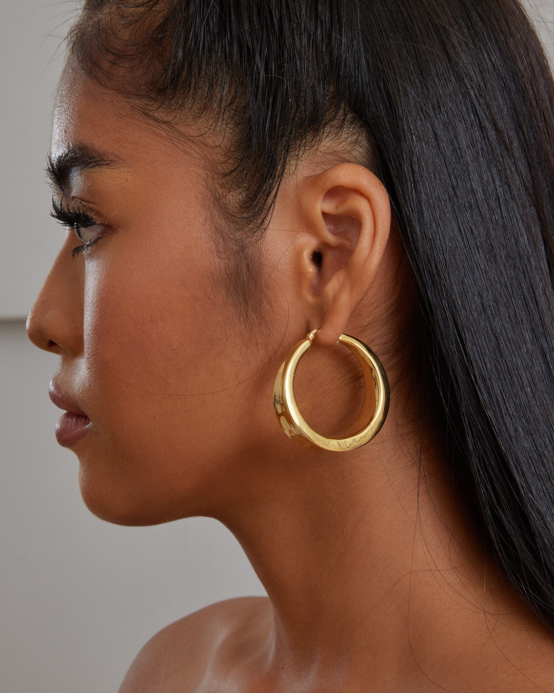 This is the product picture of chunky hoop earrings plated in gold in sterling silver material