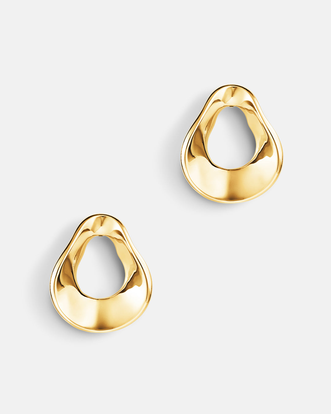 This is the product picture of an oversized freeform shape hoop earrings plated in gold in sterling silver material