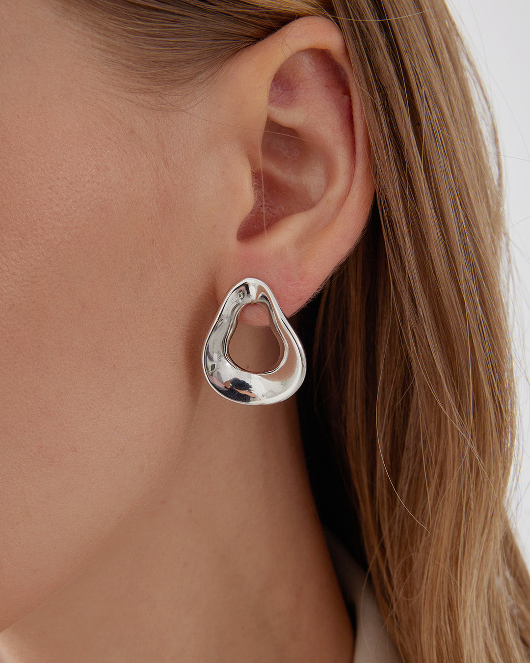 This is the product picture of small post hoop earrings plated in white gold in sterling silver material