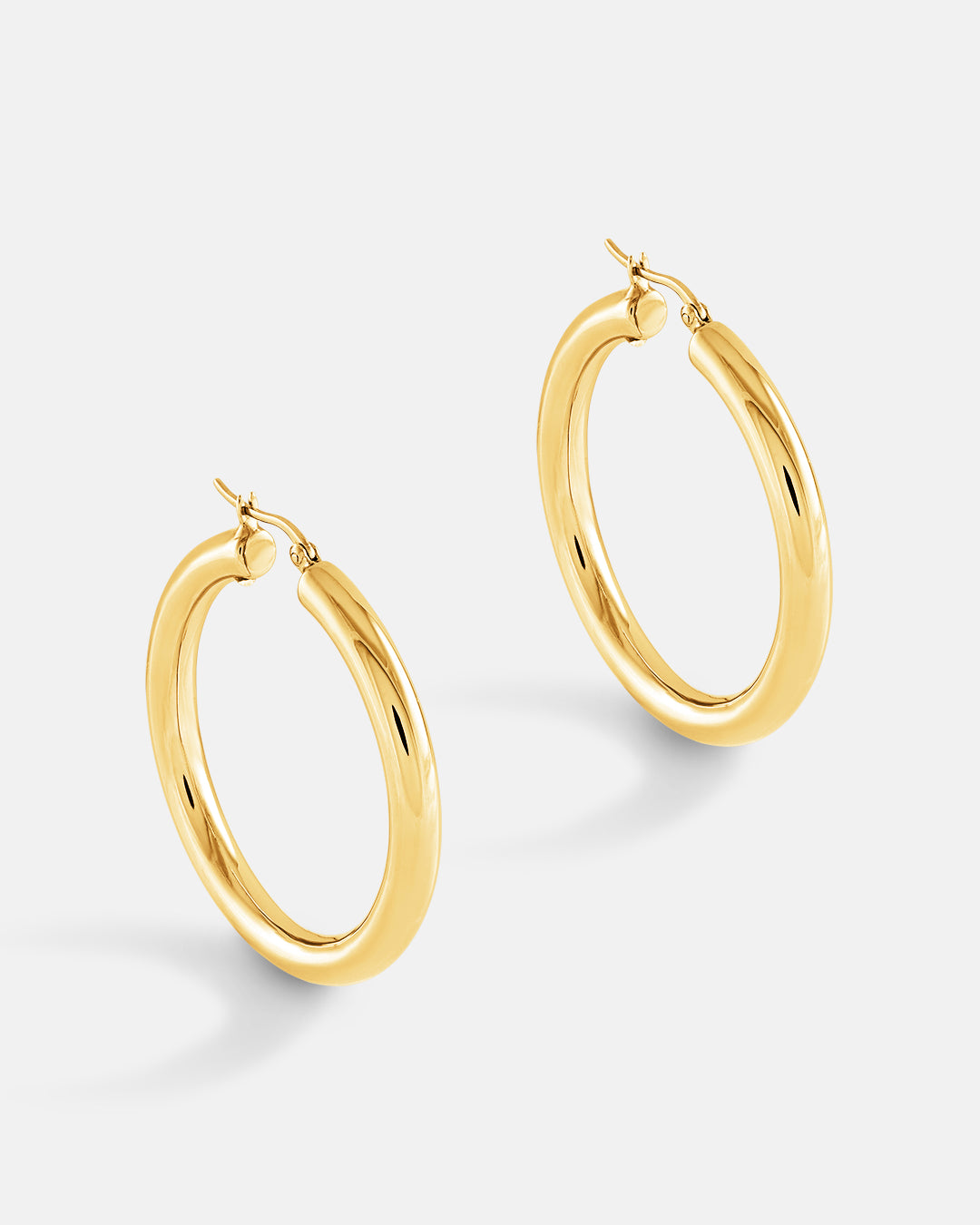 This is the product picture of a classic hoop earrings plated in gold in sterling silver material