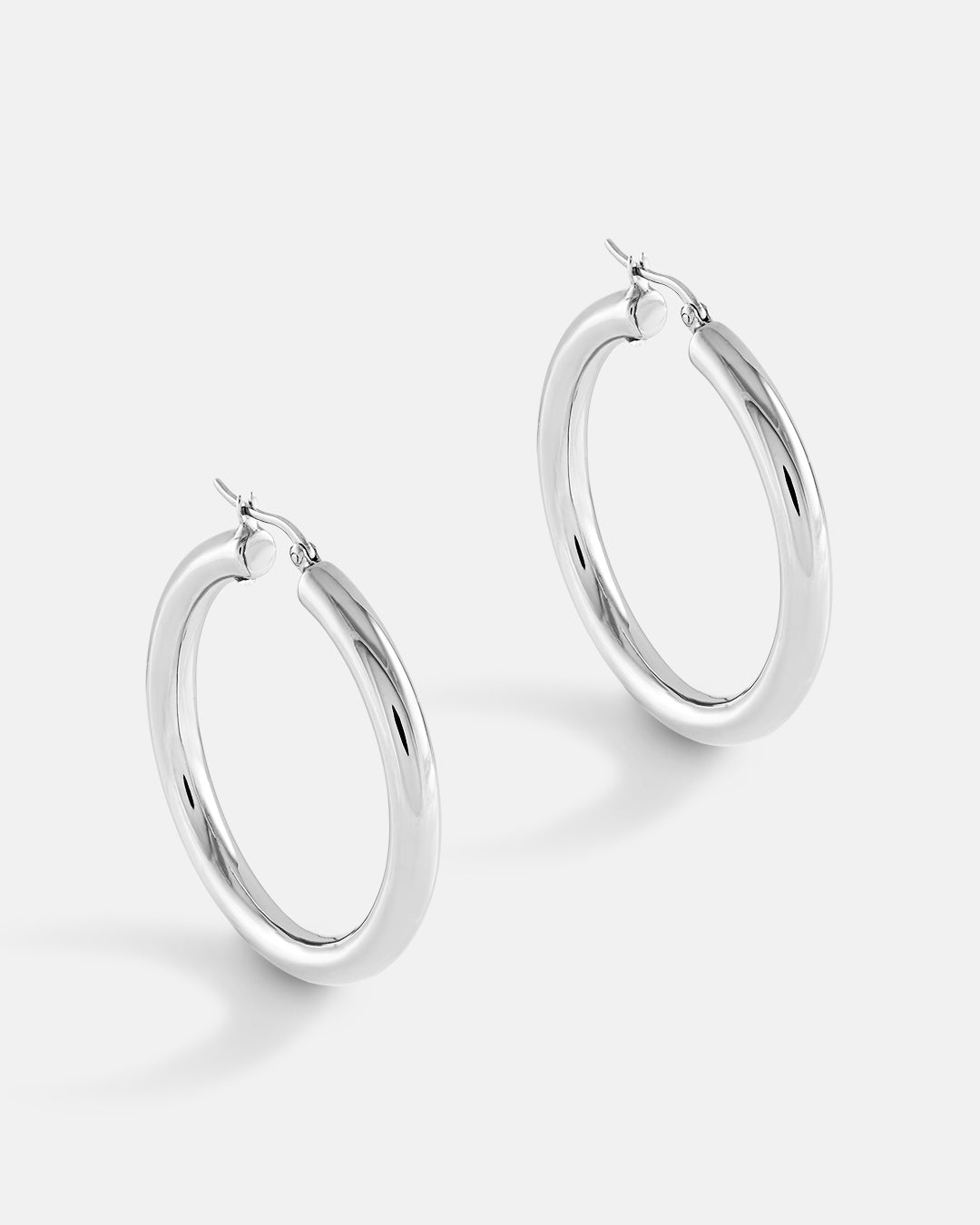 This is the product picture of a classic hoop earrings plated in white gold in sterling silver material