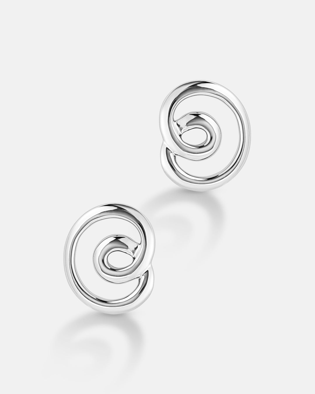 This is the product picture of twisted wire design hoop earrings plated in white gold in sterling silver material