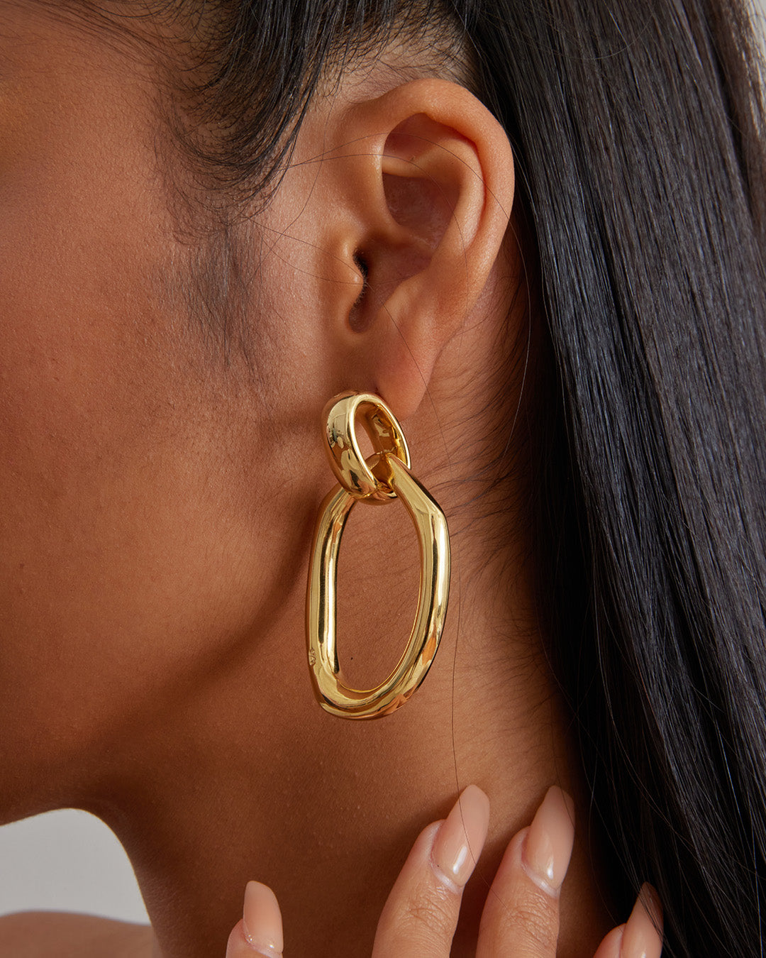 This is the product picture of a oversized drop-down dangle with a freeform shape earrings plated in gold in sterling silver material